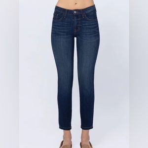 83109 Handsand Mid-Rise Relaxed Fit Skinny Judy Blue Jeans. Size 0. NWT